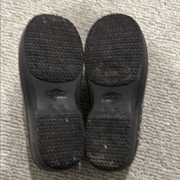 CROCS Black and White Slippers with Floral Design - Picture 3 of 5